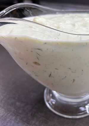 Соус до м’яса з сиром та огірками