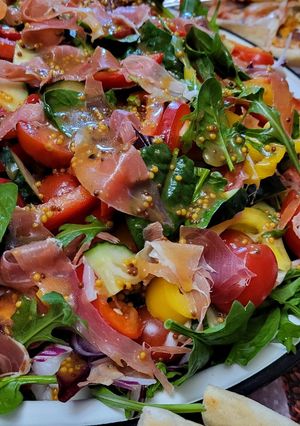 Соковитий салат з прошуто