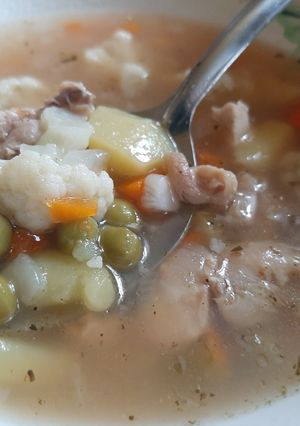 Суп з цвітною капустою та горохом: швидко, смачно, поживно!