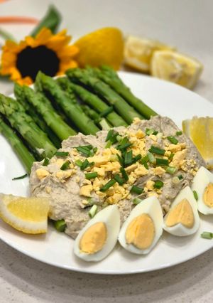 Спаржа з тунцевим соусом