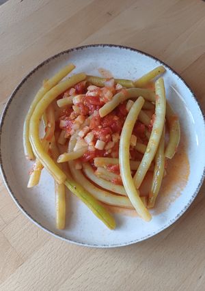 Стручкова квасоля (шпарагівка) у томатно-овочевому соусі