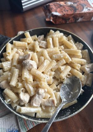 Спагеті з куркою та вершками