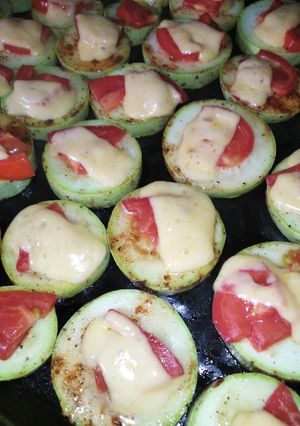 Супер швидкі кабачки з сиром і помідорами