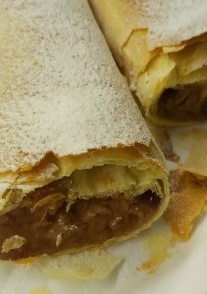 Супер швидкий штрудель з яблуками та журавлиною