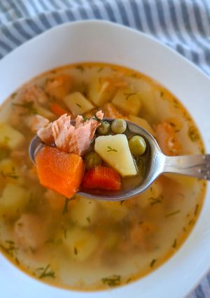 Суп з червоною рибою та горохом