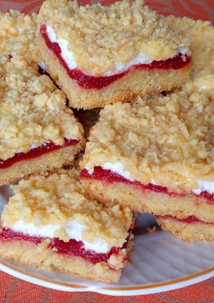 Тертий пиріг на маргарині з малиновим варенням і безе