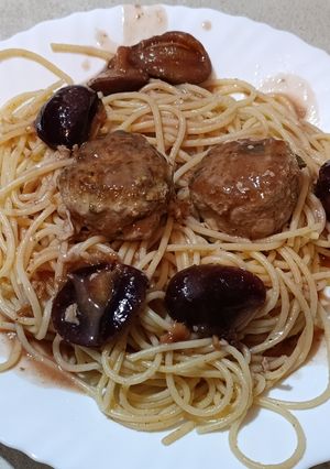 Тефтелі зі сливами у ніжному соусі та спагеті з часниковою ноткою