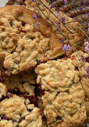 Тертий пиріг з малиново-полуничним варенням