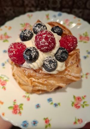 Тістечко з тіста філо з маскарпоне та ягодами