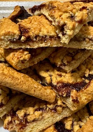 Тертий пиріг на маргарині з варенням