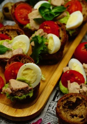 Тарталетки з печінкою тріски в житніх профітролях