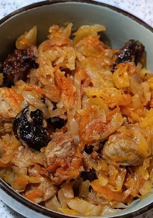 Тушкована капуста з чорносливом та м'ясом