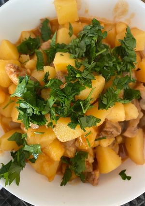 Тушкована картопля з м'ясом та грибами