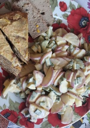 Улюблений сезонний салат з редискою і зеленою цибулею