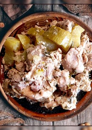 Тушкована індичка з кабачками, петрушкою та кропом