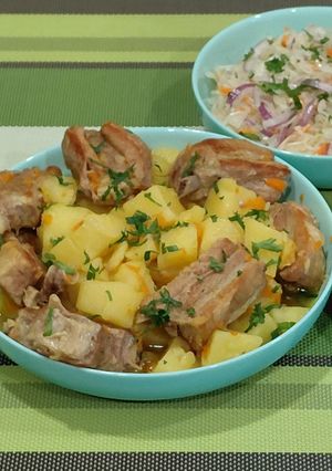 Тушкована картопля зі свинячими реберцями