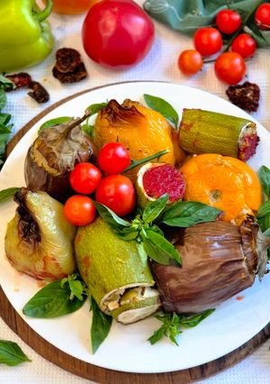 Фаршировані овочі з кус-кусом, фетою та в’яленими томатами