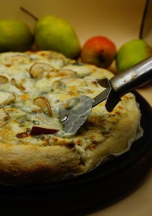 Ферментоване тісто. Піца з грушою та дорблю на ферментованому тісті