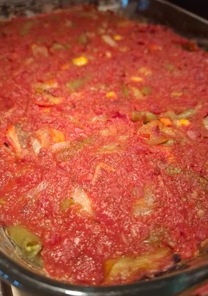 Хек в духовці з цибулею і морквою та томатним соусом