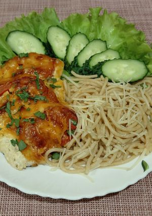 Хек в духовці з цибулею і морквою та сметаною