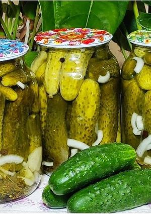 Хрусткі мариновані огірки з цибулею