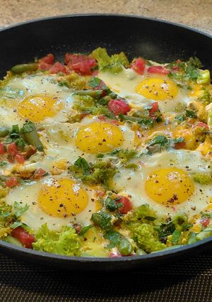 Шакшука з броколі і стручковою фасолею