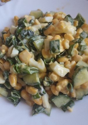 Швидкий весняний салат з вареними яйцями і кукурудзою