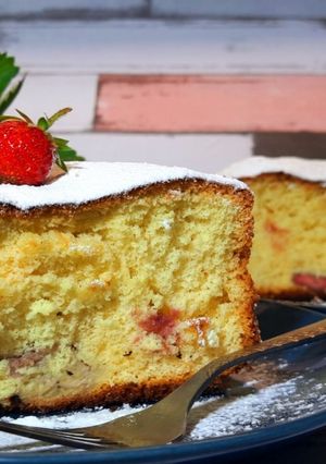 Шарлотка з полуницею та бананом! Швидкий рецепт коли гості на порозі)