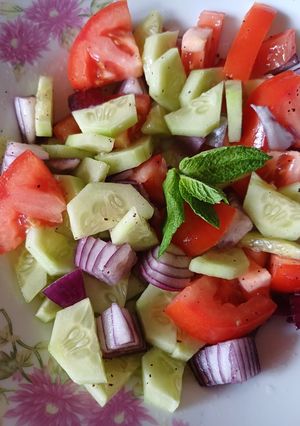 Швидкий салат з огірком, помідором і синьою цибулею