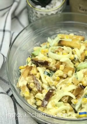 Швидкий салат з сиром косичка і кукурудзою