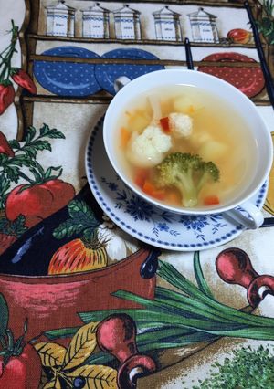 Швидкий супчик з фрикадельками та замороженими овочами