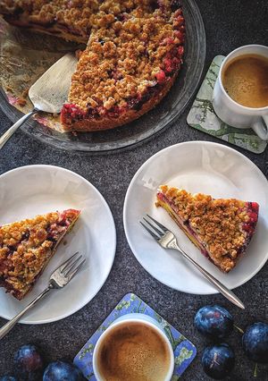 Швидкий сливовий пиріг зі штройзелем (пісочною крихтою). Класичний німецький рецепт