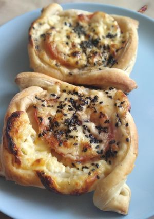 Швидкі слойки "Італія" з моцарелою і помідорами