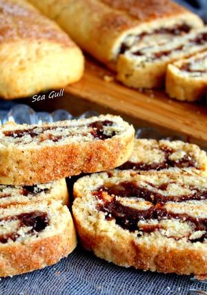 Швидкі рулети з джемом і горіхами