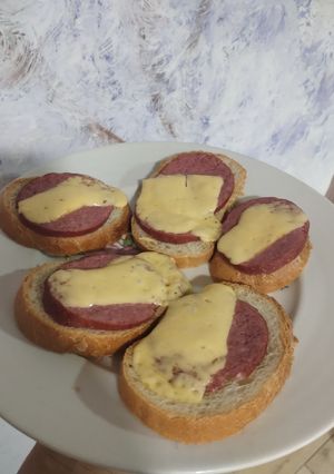 Швидкі гарячі бутерброди з салямі у мікрохвильовці