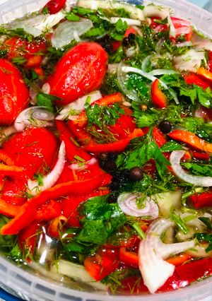 Швидкі смачні квашені помідори з овочами