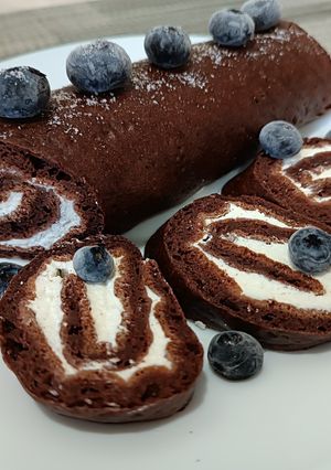 Шоколадний рулет з сирним кремом