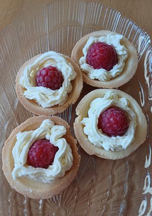 Швидкі солодкі тарталетки з малиною