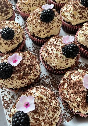 Шоколадні капкейки з вершковим кремом та лимонним курдом