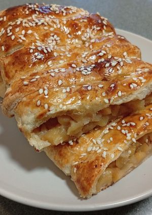 Яблочный пирог по-быстрому на слоёном тесте