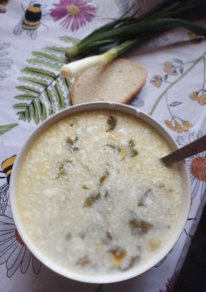 Щавлевий борщ з крашанками і сметаною