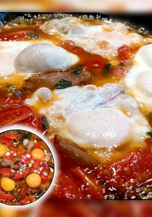 Яєчня з салом і помідорами