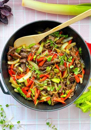 Яловичина з селерою, спаржею та червоним перцем