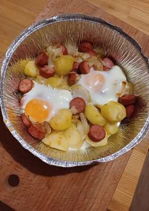 Яйця запечені з картоплею в мундирі та ковбасками