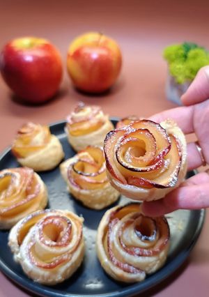 Яблучні трояндочки з листкового тіста — швидко, просто і дуже красиво!