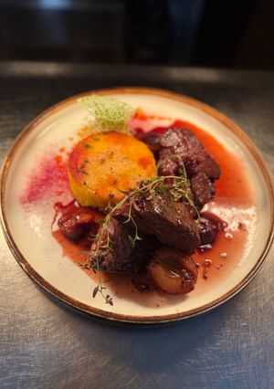 Яловичі щоки з полентою та сливовим соусом