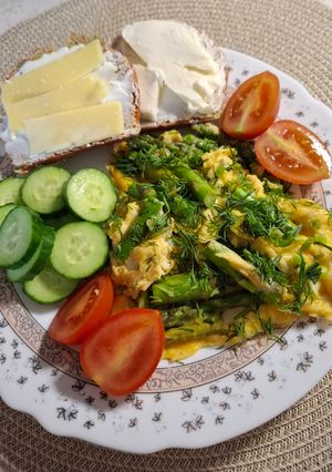 Яєшня зі спаржею та кропом