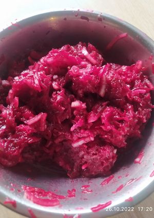 Буряковий салат з солоними огірками