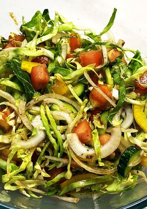 Весенний салат с молодой капустой и овощами