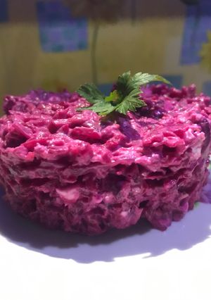 Буряковий салат з плавленими сирками